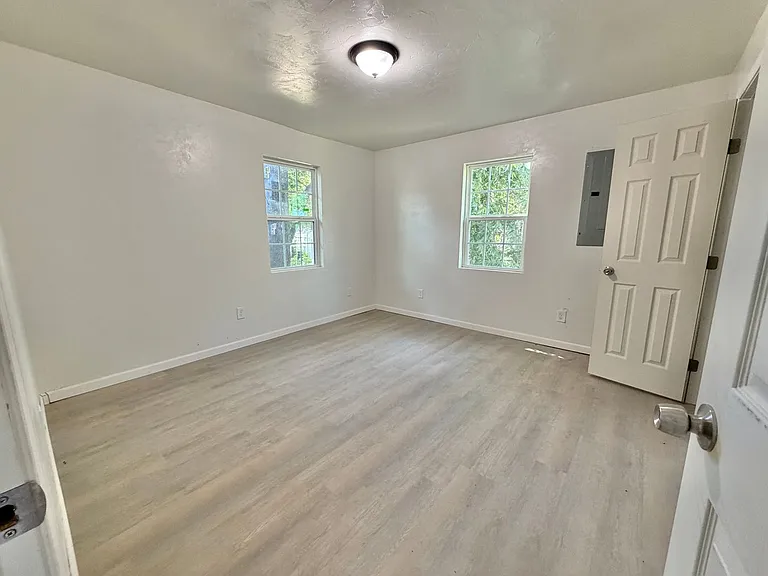 920 SW 47th St — Photo 10