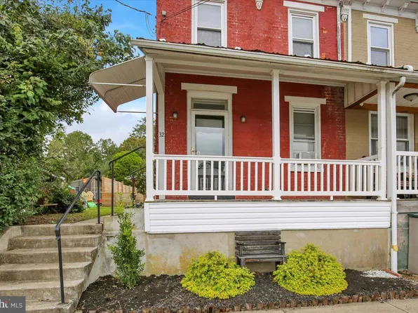 32 S Elm St, Robesonia, PA 19551