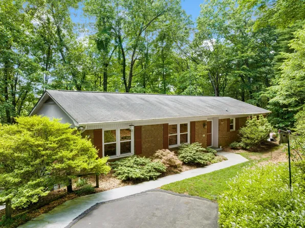 262 Foxhunt Ln, Hendersonville, NC 28791