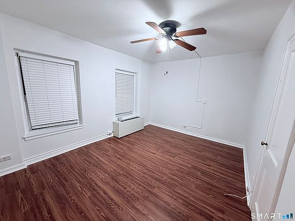 3rd image of 140 Woodside Grn APT 01