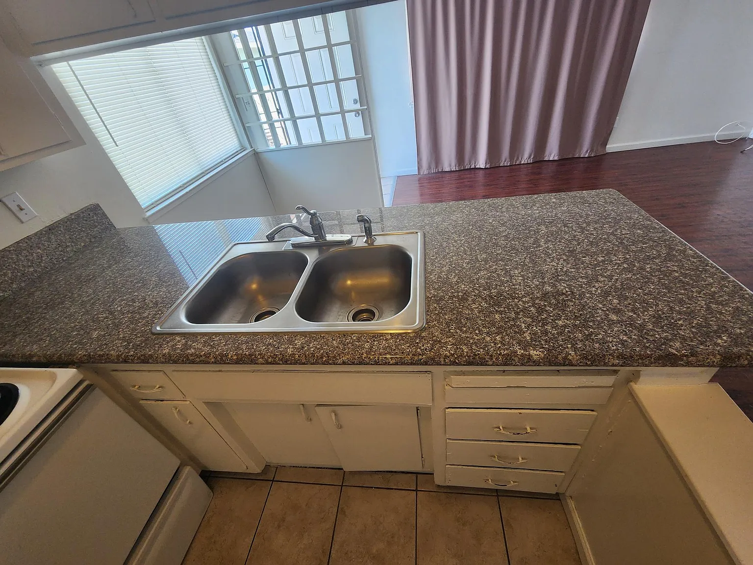2 bed, 900 sqft, $1,700 — Photo 2