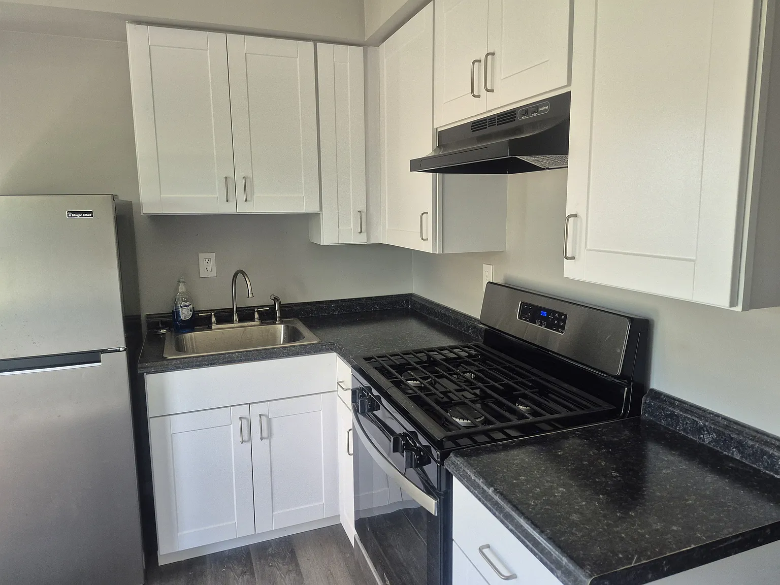 2 bed, 810 sqft, $1,350 — Photo 2