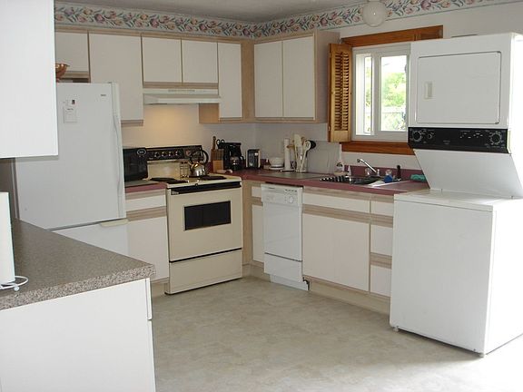 Updated Kitchen w/W&D