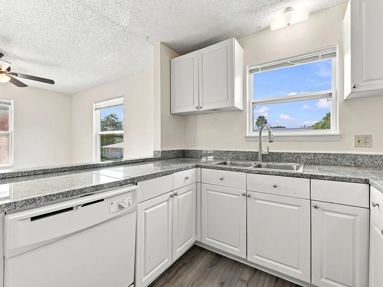 3 bed, 1025 sqft, $2,100 — Photo 2