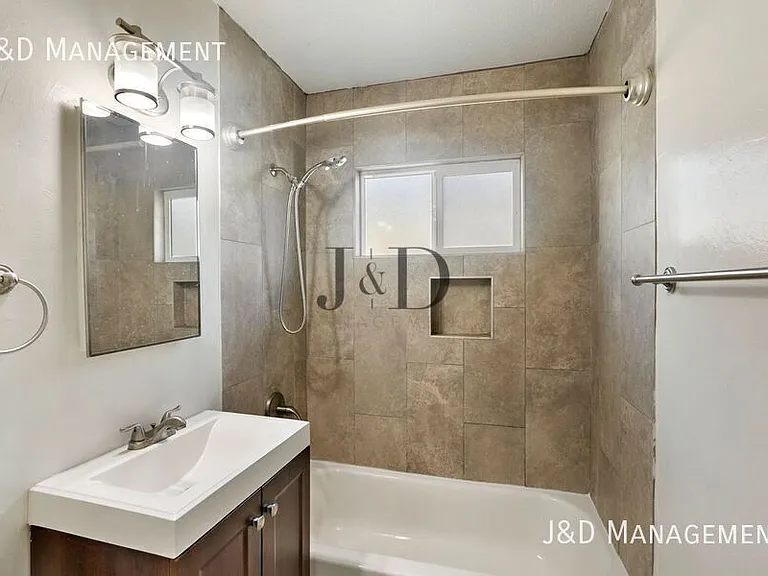 1430 Dubuque St — Photo 13