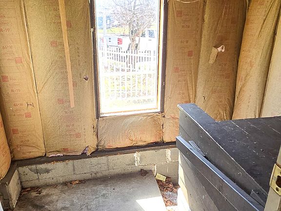 5th image of 121 E Saint Joe St