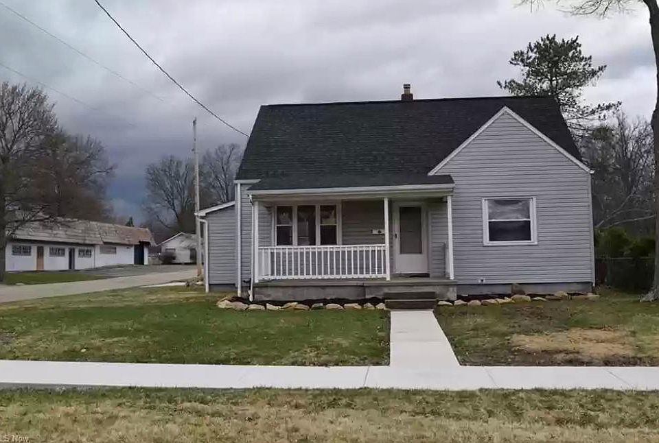 1st image of 605 E Lake Ave
