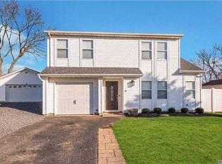 3 Burwood Ln, Coram, NY 11727