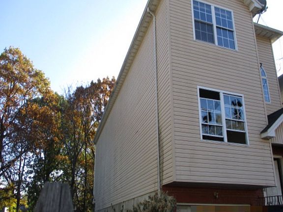 2nd image of 124 Stuyvesant Ave