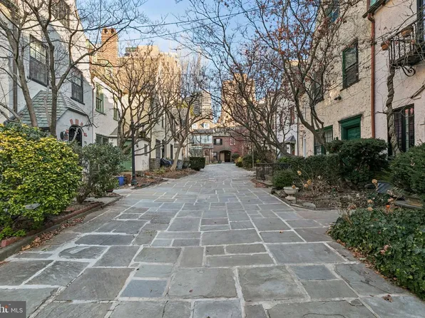 2126 Saint James Pl, Philadelphia, PA 19103