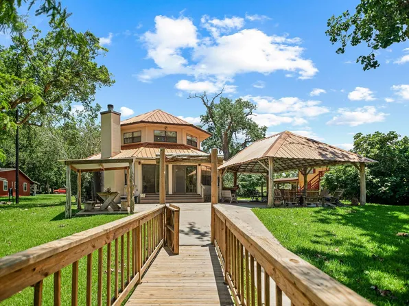 129 Selkirk Dr, Bay City, TX 77414
