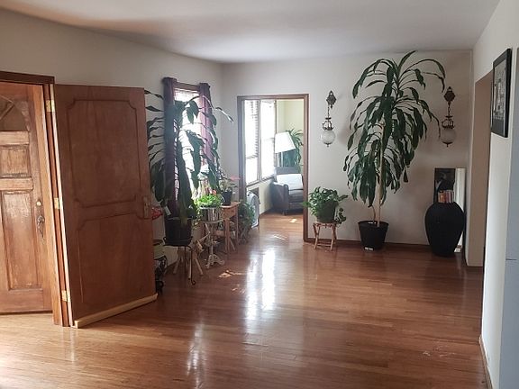 4th image of 106 Parkway W