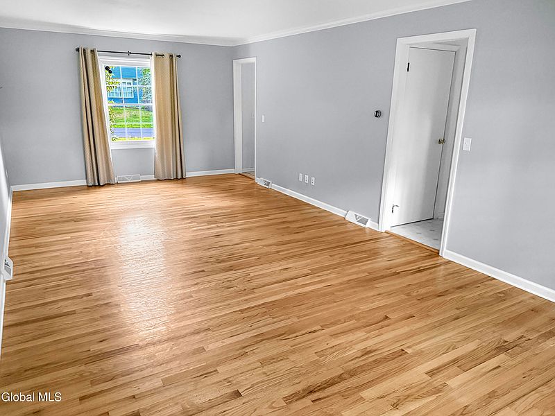 5th image of 33 Fairway Avenue