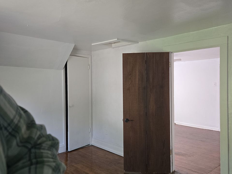2nd image of 413 1/2 W Lapeer St #1
