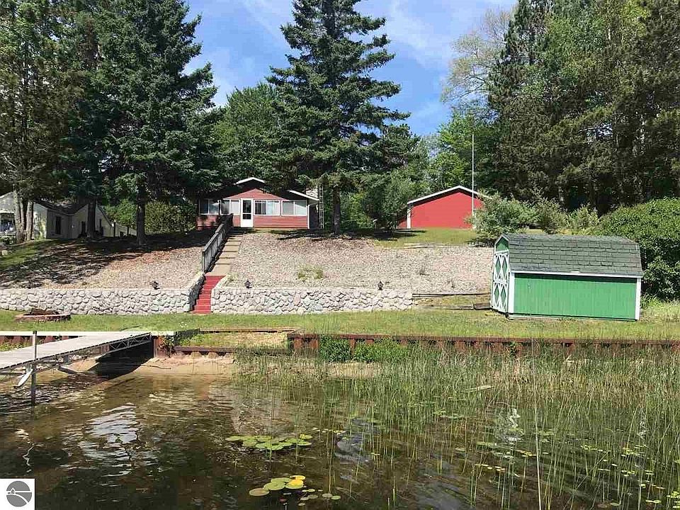 1st image of 2943 Lakeshore Dr