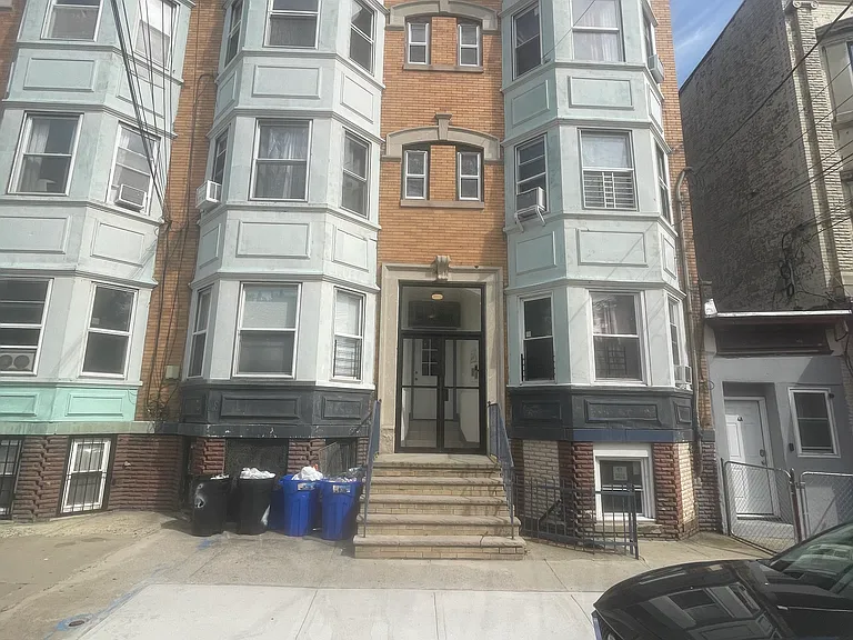 6 Webster Ave #5 — Photo 1
