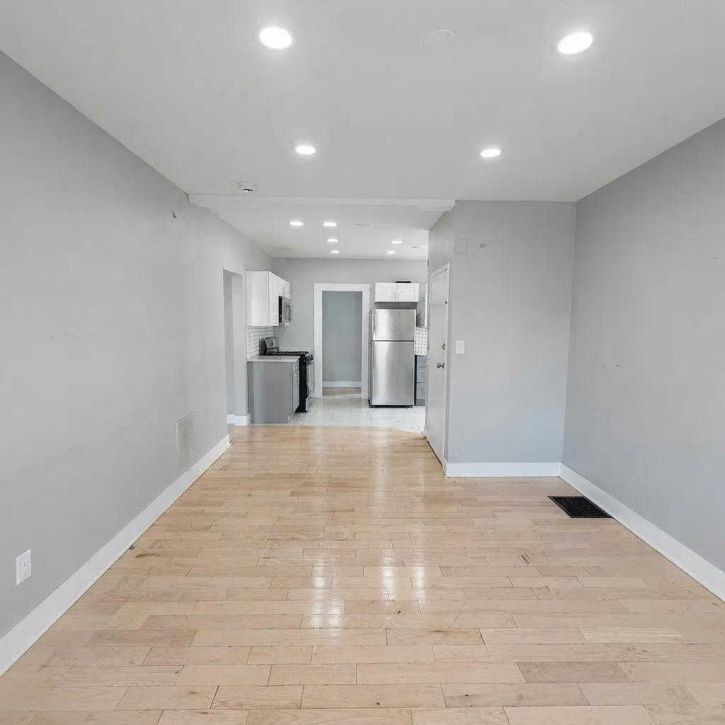 3 bed, 950 sqft, $2,200 — Photo 3