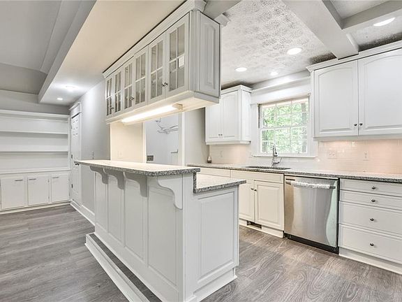 4th image of 3851 Chattahoochee Dr
