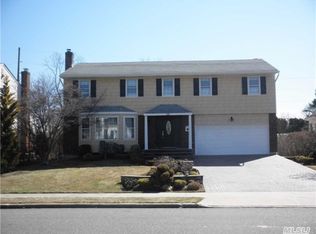 13 Carriage Rd, Roslyn, NY 11576