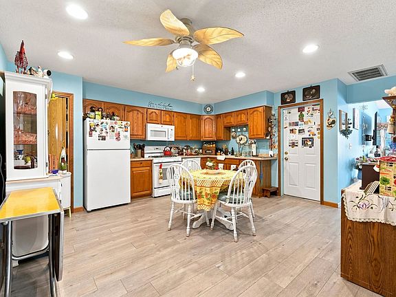 4th image of 810 Apple Hill Way