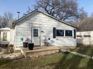 814 E 7th Ave, Winfield, KS 67156