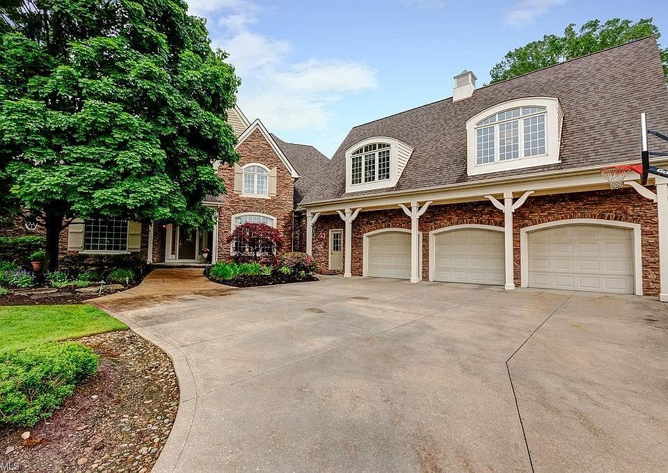 1st image of 5460 N Woods Ln