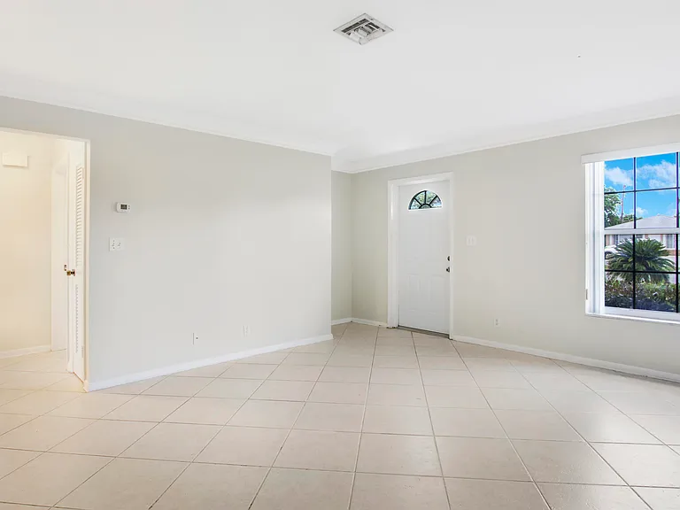 527 W Jasmine Dr — Photo 3