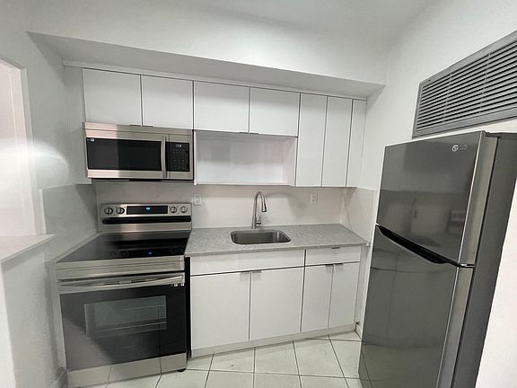 2nd image of 11 SW 52nd Avenue #7A