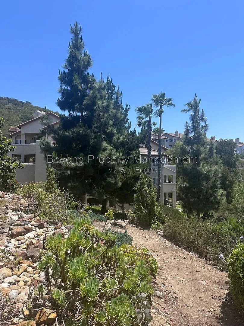 2 bed, 2.0 bath, 1032 sqft, $2,988 — Photo 2