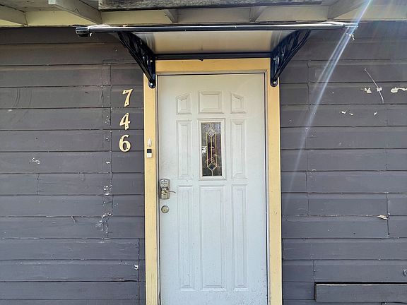 3rd image of 746 E 7th St