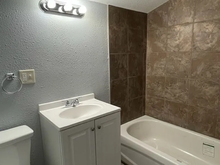 2675 E Commercial St — Photo 12