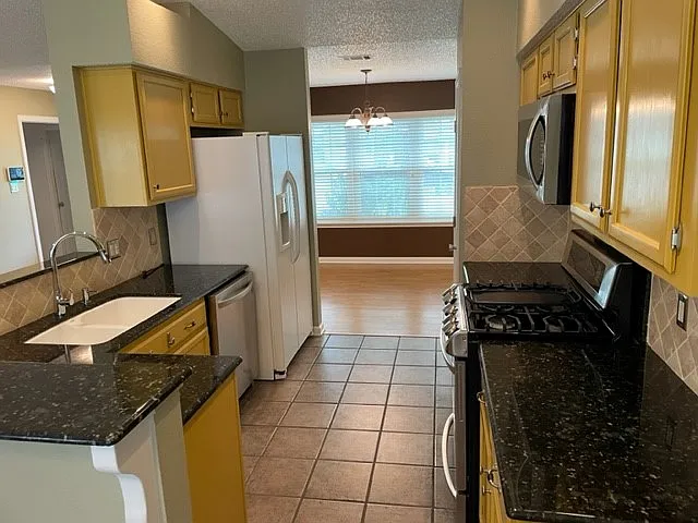 Real nice 3 bed 2 bath home for lease!! — Photo 4
