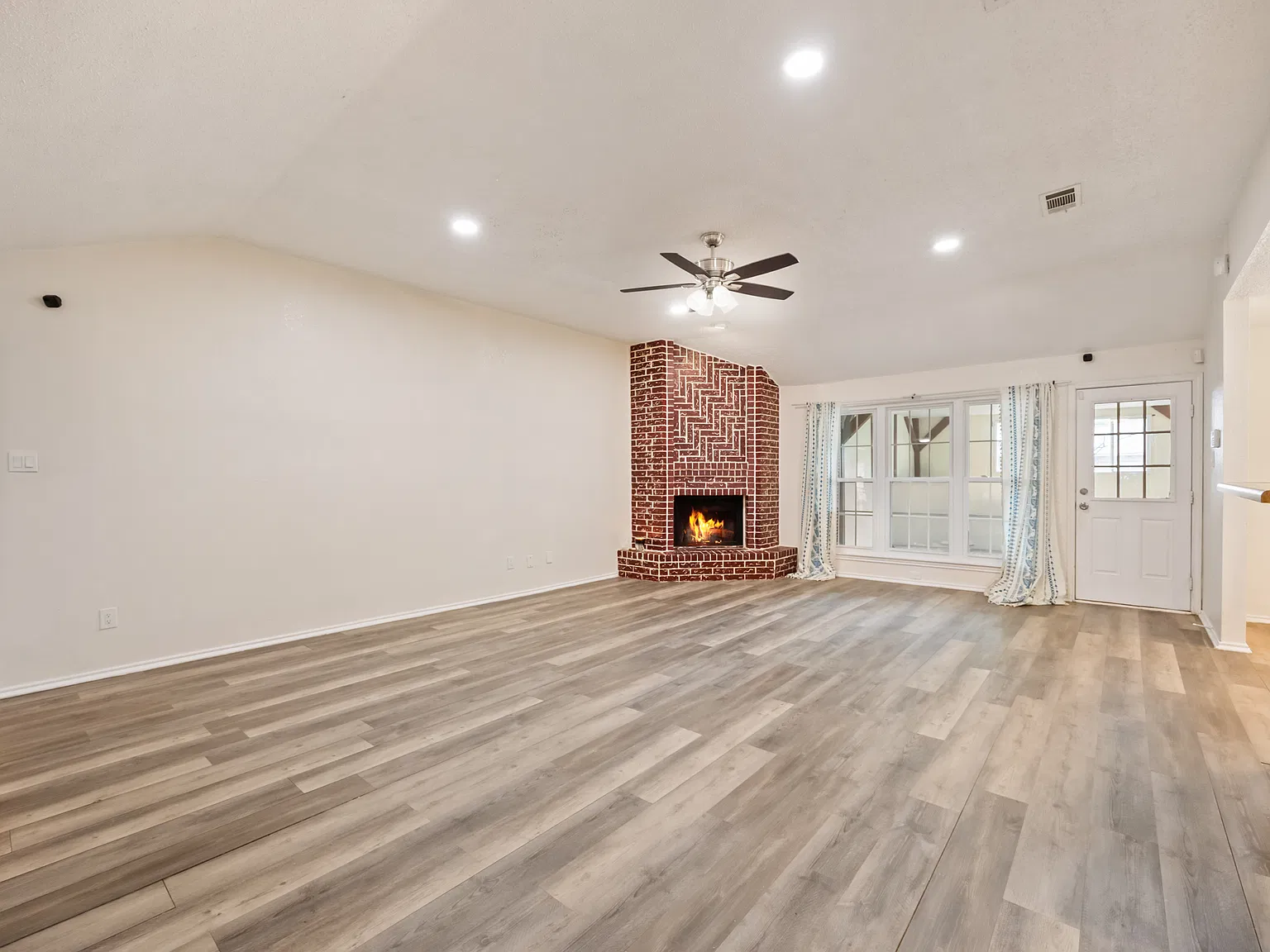 3 bed, 1696 sqft, $2,100 — Photo 3