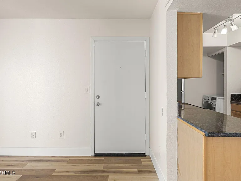 740 W Elm St #207 — Photo 5