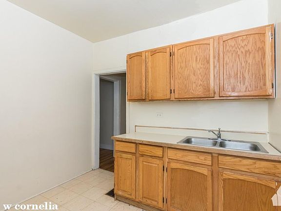4th image of 841 W Cornelia Ave #1317