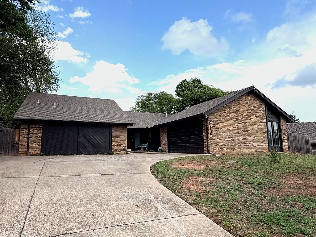 912 Stonehenge Dr - Property Image