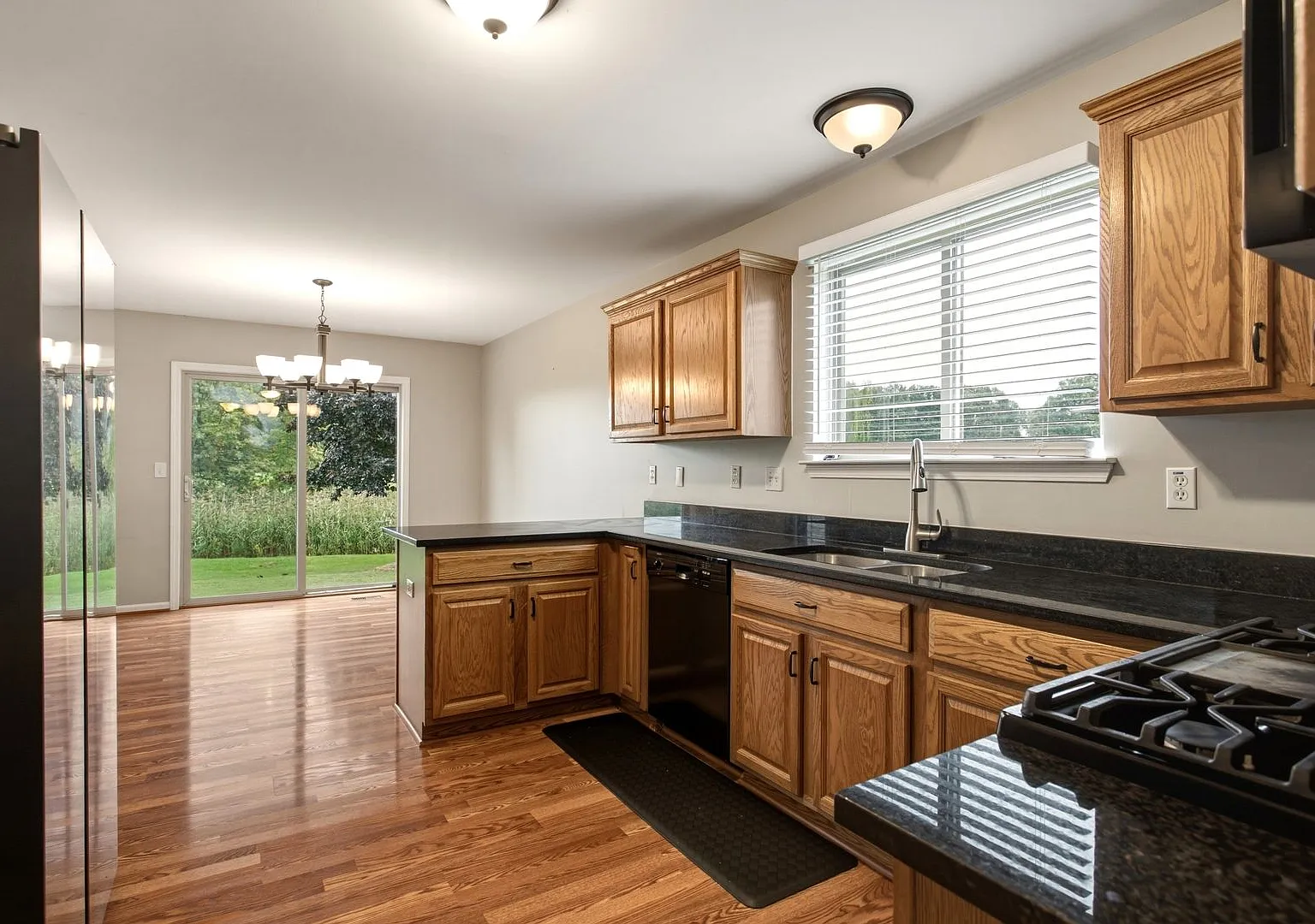 Spacious 4-Bedroom Home with Attached Garage in New Baltimore — Photo 2