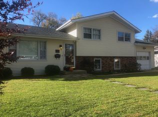 226 S River Rd, Fox River Grove, IL 60021