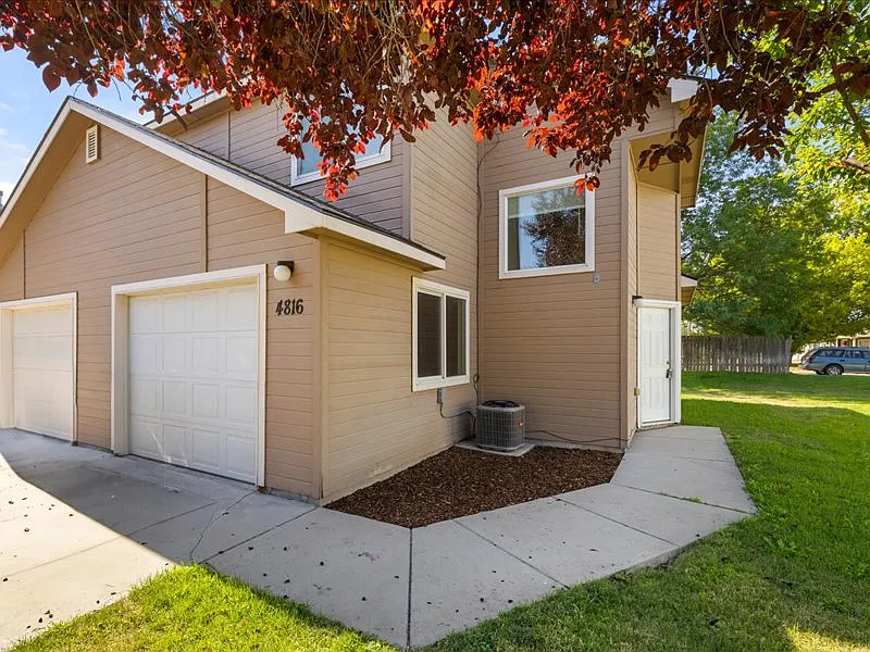 2 bed, 1.5 bath, 938 sqft, $1,575 — Photo 1