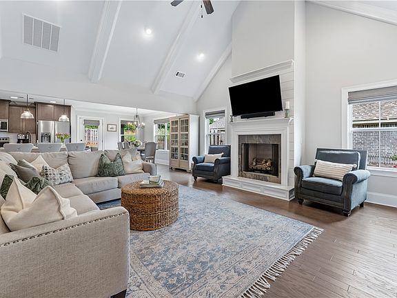 5th image of 1060 Hampstead Ln