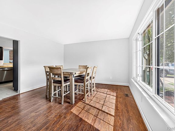 4th image of 42658 Beechwood Dr