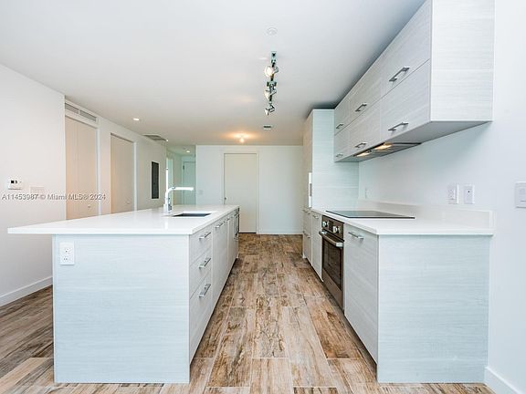 4th image of 650 NE 32nd St Unit 4504