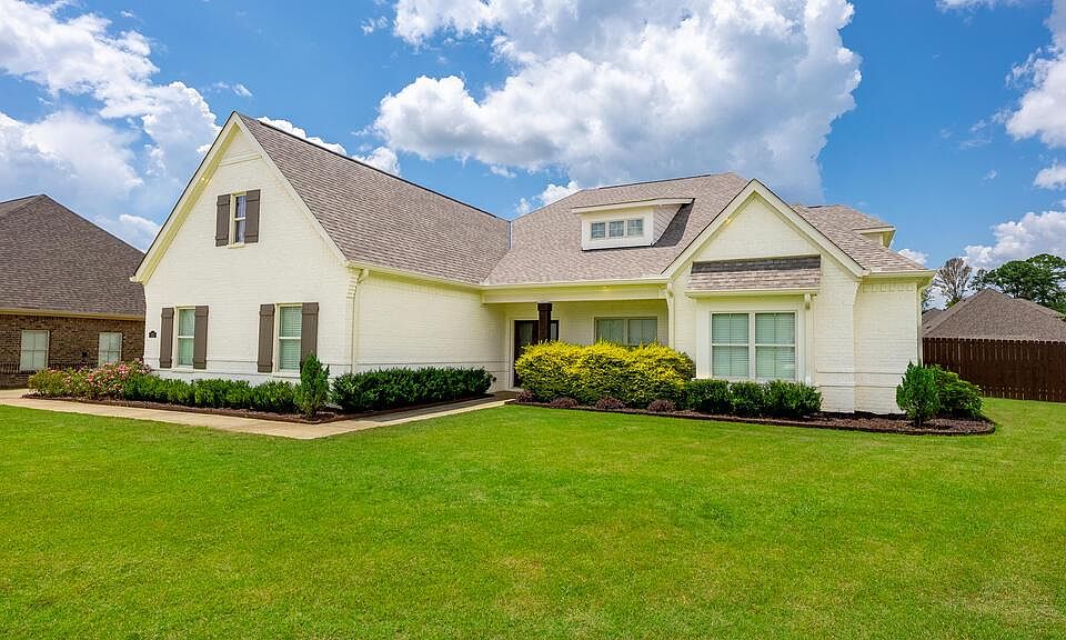 1st image of 100 Orchard Dr