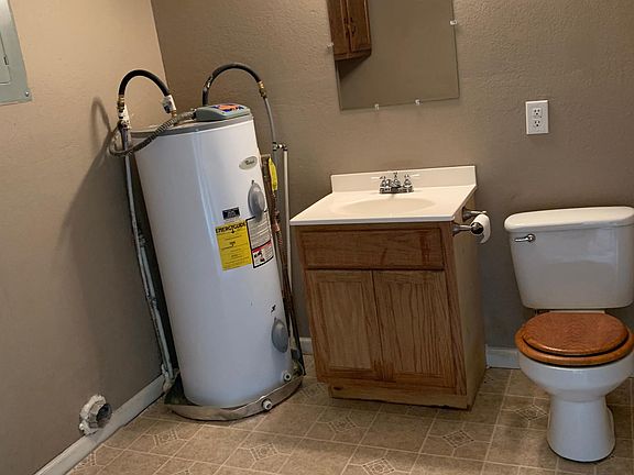 Half bathroom/ Utility Room