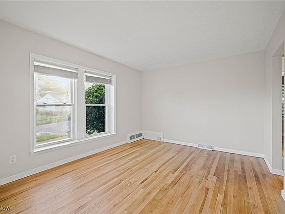 3rd image of 224 Mission Dr