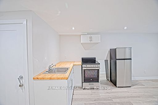 4th image of 130 Duncanwoods Dr #Basement