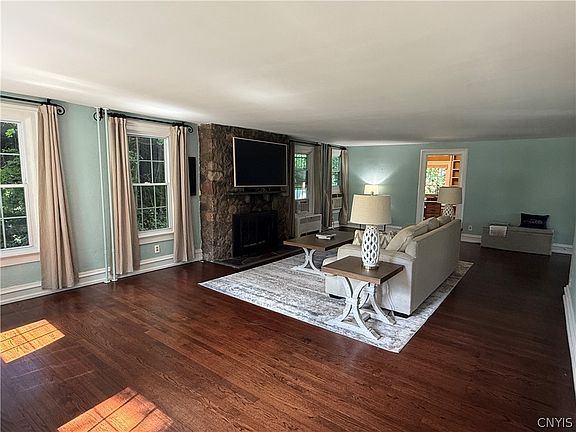 3rd image of 4 Lynacres Blvd