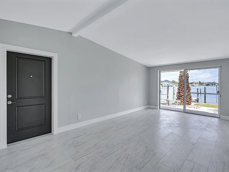 325 Capri Blvd — Photo 38