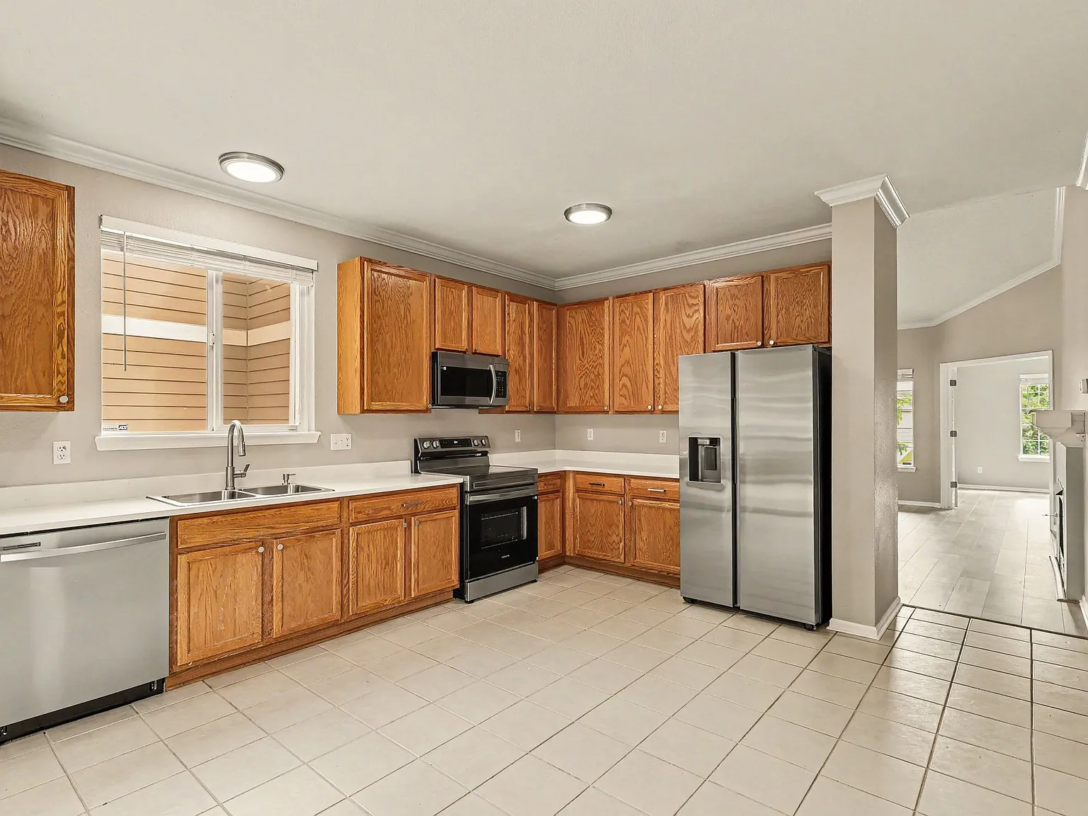 3 bed, 1325 sqft, $2,700 — Photo 4
