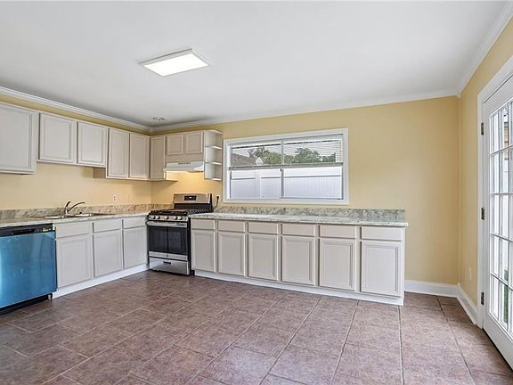 5th image of 164 Carmen Dr
